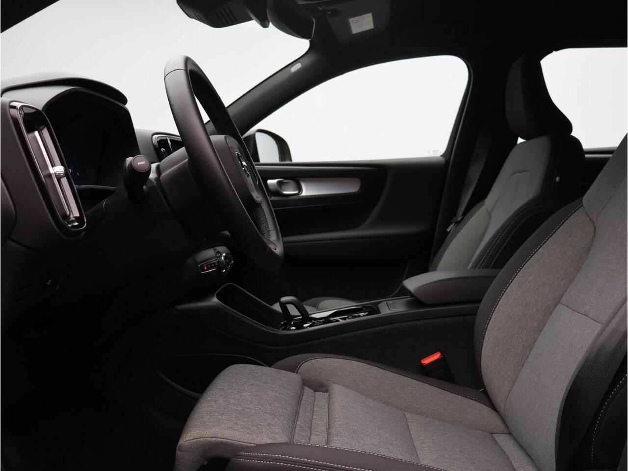 Volvo XC40 2.0 B4 Plus Dark Mild hybrid, Automaat, Trekhaak, Harman Kardon, Elektr. bed. stoelen, Stoel+stuur+voorruitverwarming