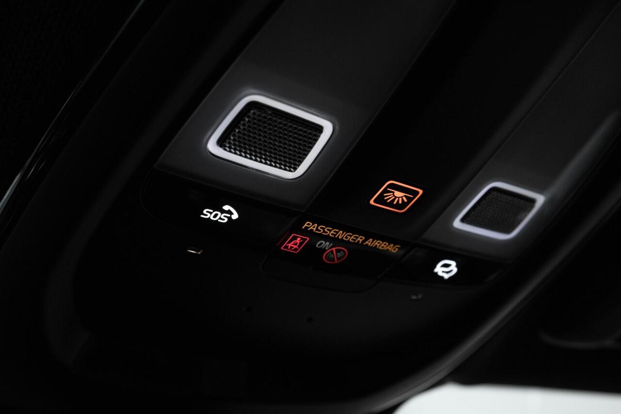 Volvo XC40 B4 Plus Dark | Trekhaak Semi-elektrisch | Adaptieve Cruise Control | Pilot Assist | Verwarmbare voorstoelen | Verwarmbaar stuurwiel | Blind Spot Information System | Verwarmbare voorruit | Parkeercamera | Parkeersensoren voor + achter |