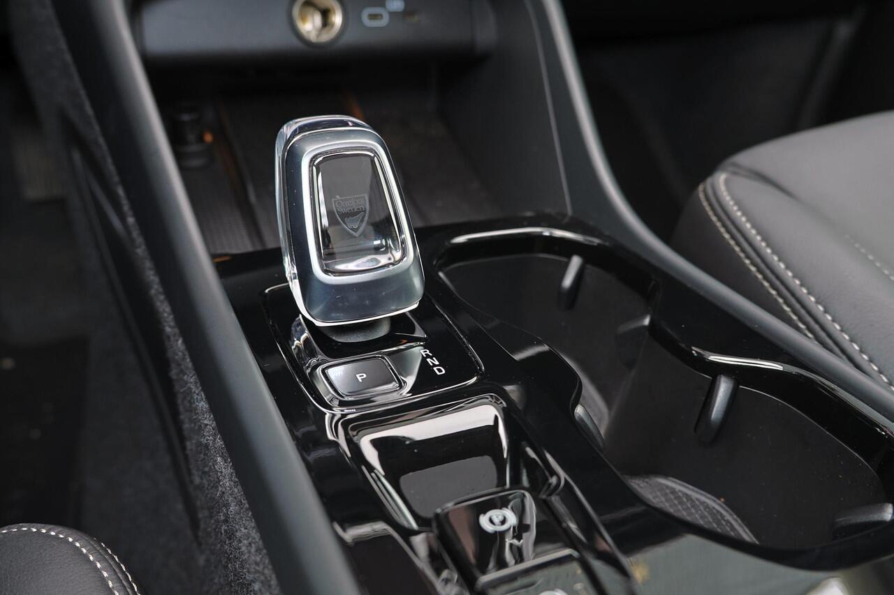 Volvo XC40 B3 Plus Dark - Panorama/schuifdak - IntelliSafe Assist & Surround - 360º Camera - Harman/Kardon audio - Verwarmde voorstoelen & stuur - Parkeersensoren voor & achter - Elektr. bedienb. voorstoelen met geheugen links - Draadloze tel. lader - Extra getint g