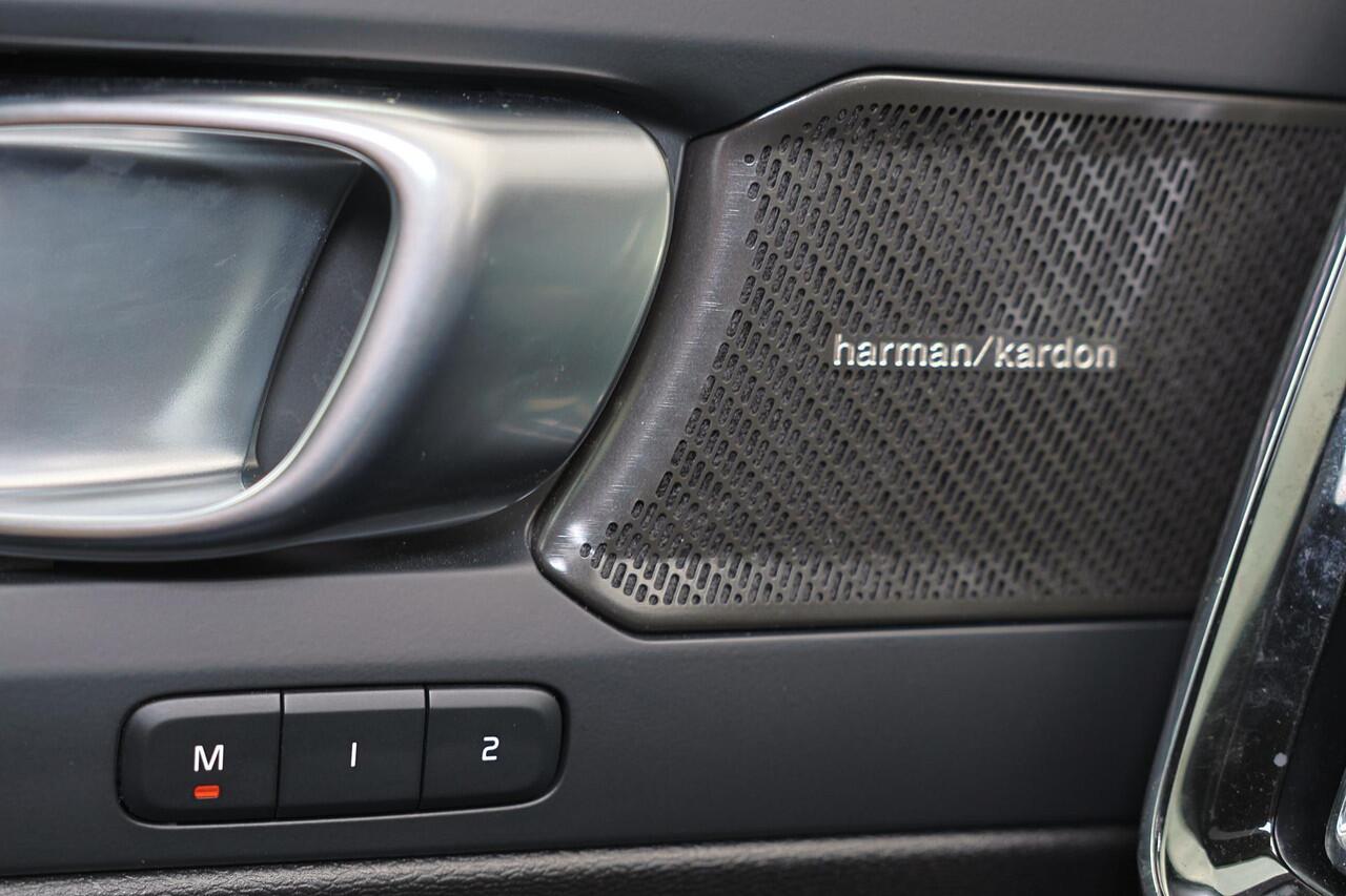 Volvo XC40 B3 Plus Dark - Panorama/schuifdak - IntelliSafe Assist & Surround - 360º Camera - Harman/Kardon audio - Verwarmde voorstoelen & stuur - Parkeersensoren voor & achter - Elektr. bedienb. voorstoelen met geheugen links - Draadloze tel. lader - Extra getint g