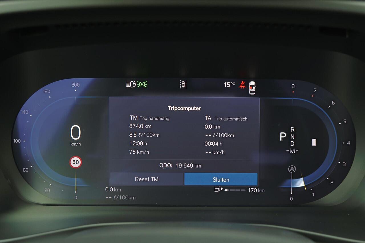 Volvo XC40 B3 Plus Dark - Panorama/schuifdak - IntelliSafe Assist & Surround - 360º Camera - Harman/Kardon audio - Verwarmde voorstoelen & stuur - Parkeersensoren voor & achter - Elektr. bedienb. voorstoelen met geheugen links - Draadloze tel. lader - Extra getint g