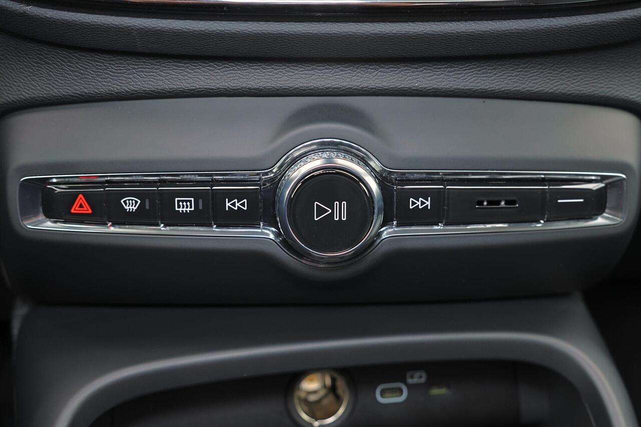 Volvo XC40 B3 Plus Dark - Panorama/schuifdak - IntelliSafe Assist & Surround - 360º Camera - Harman/Kardon audio - Verwarmde voorstoelen & stuur - Parkeersensoren voor & achter - Elektr. bedienb. voorstoelen met geheugen links - Draadloze tel. lader - Extra getint g