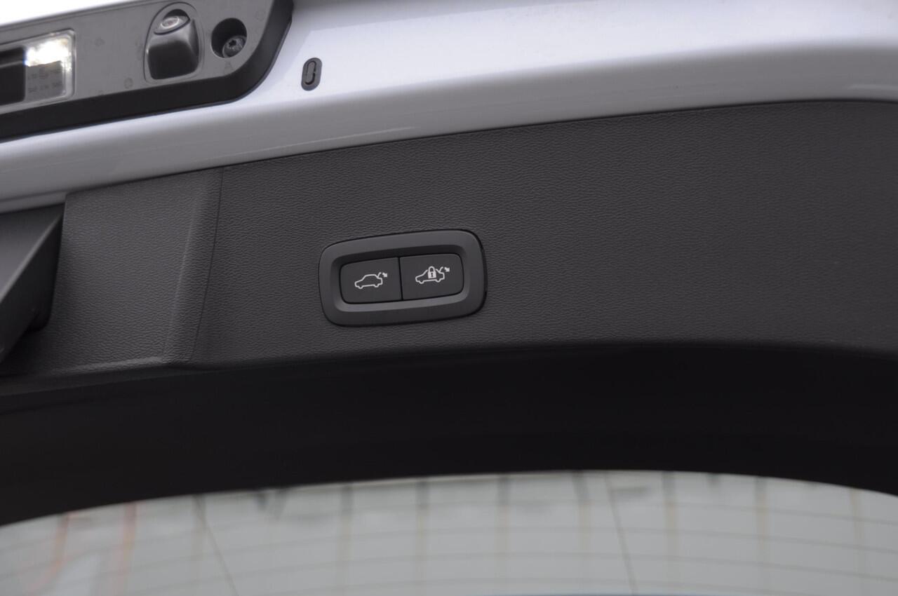 Volvo XC40 B4 211PK Automaat Plus Dark / Adaptive cruise control / Elektrische stoelen / Harman Kardon audio / Pilot assist / BLIS / Stoel en stuur verwarming / Elektrische achterklep / Parkeersensoren met camera / Google infotainment