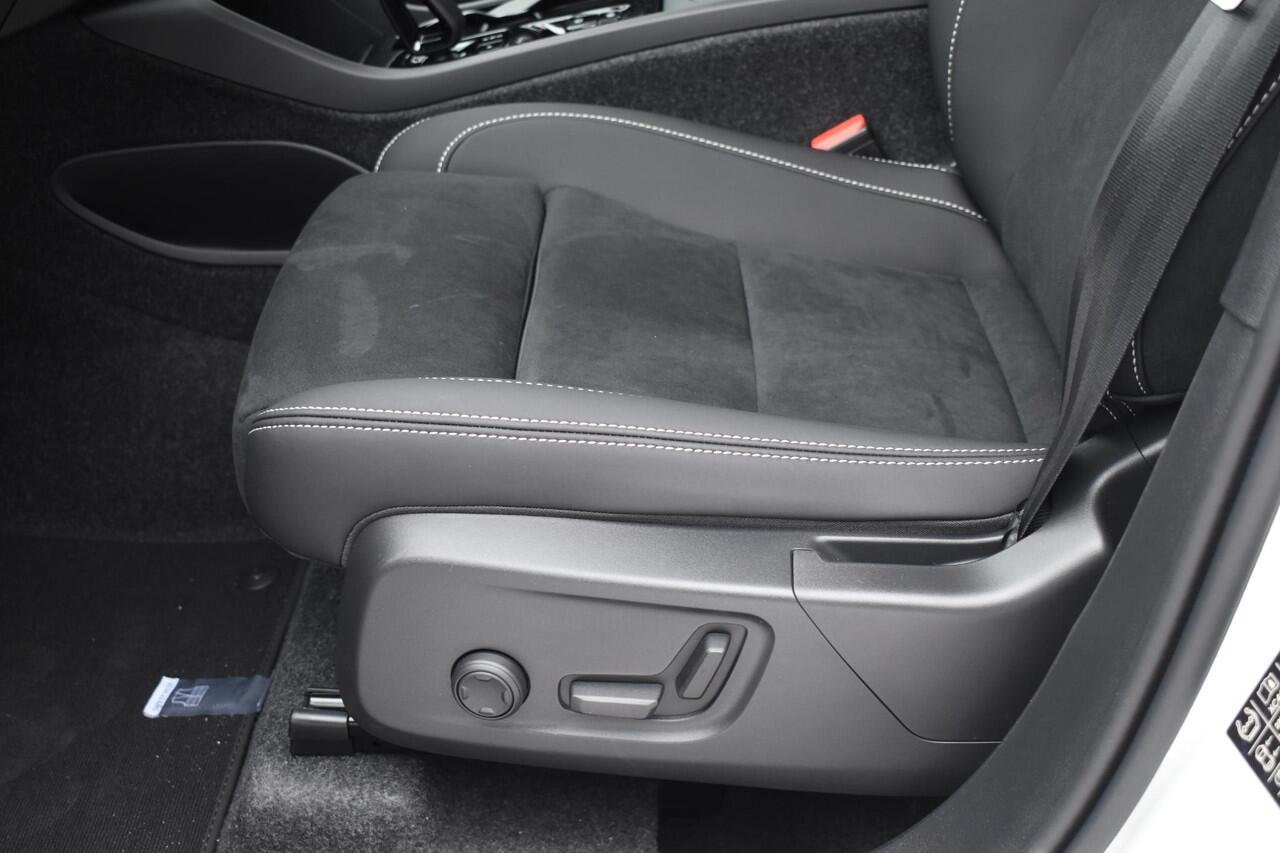 Volvo XC40 B4 211PK Automaat Plus Dark / Navigatie / Adaptive Cruise / Harman Kardon / Stuur- & Stoelverwarming / Elektrische achterklep / Achteruitrijcamera / Elektrische stoelverst. met geheugen / Extra getint glas / Microtech/Nubuck