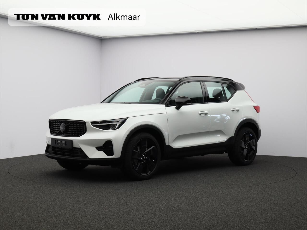Volvo XC40 2.0 B4 Plus Black Edition / Nubuck Bekleding / Harman Kardon / Stoel+Stuurverwarming / Adaptive Cruise / Pilot Assist / BLIS / Keyless /