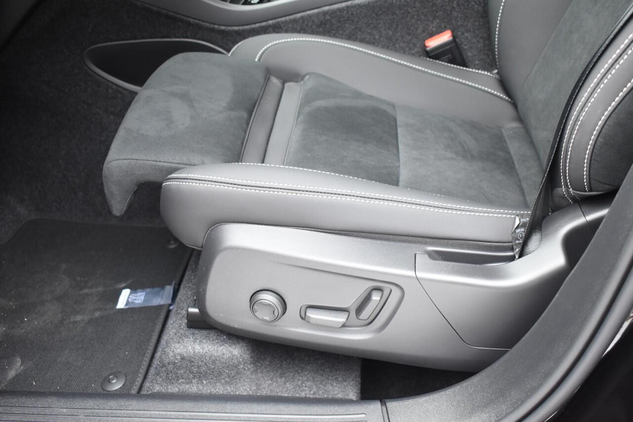 Volvo XC40 B4 211PK Automaat Plus Dark / Navigatie / Adaptive Cruise / Harman Kardon / Stuur- & Stoelverwarming / Elektrische achterklep / Achteruitrijcamera / Elektrische stoelverst. met geheugen / Extra getint glas / Microtech/Nubuck