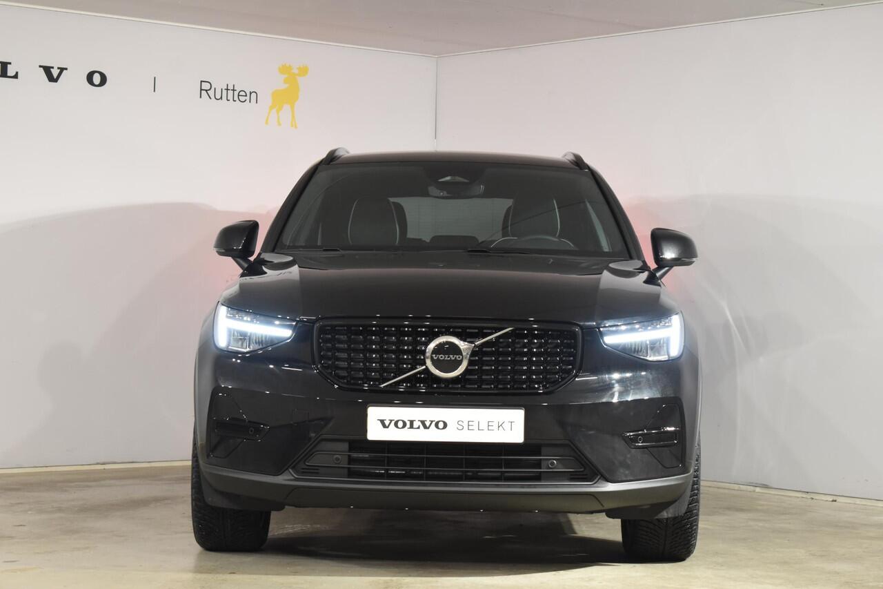 Volvo XC40 B4 211PK Automaat Plus Dark / Navigatie / Adaptive Cruise / Harman Kardon / Stuur- & Stoelverwarming / Elektrische achterklep / Achteruitrijcamera / Elektrische stoelverst. met geheugen / Extra getint glas / Microtech/Nubuck