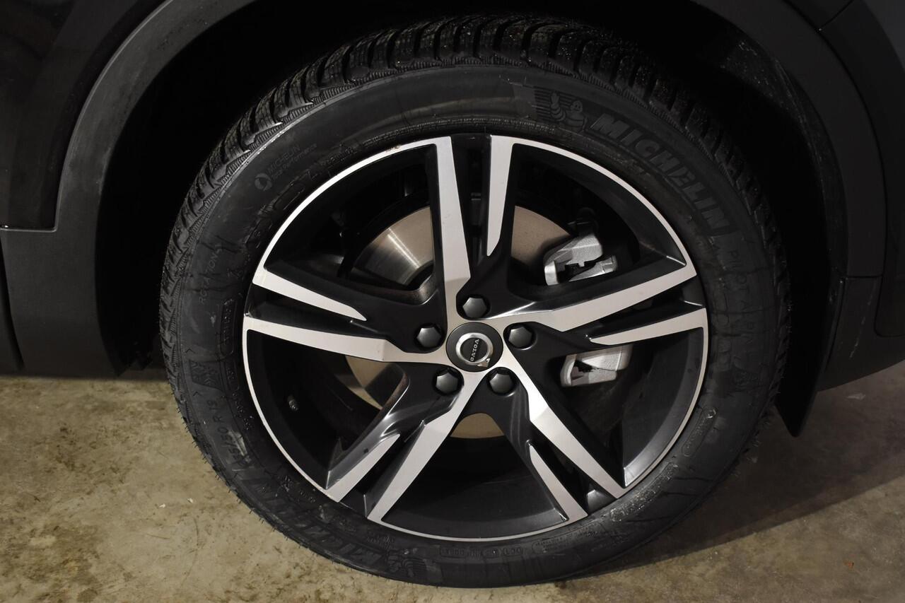 Volvo XC40 B4 211PK Automaat Plus Dark / Navigatie / Adaptive Cruise / Harman Kardon / Stuur- & Stoelverwarming / Elektrische achterklep / Achteruitrijcamera / Elektrische stoelverst. met geheugen / Extra getint glas / Microtech/Nubuck