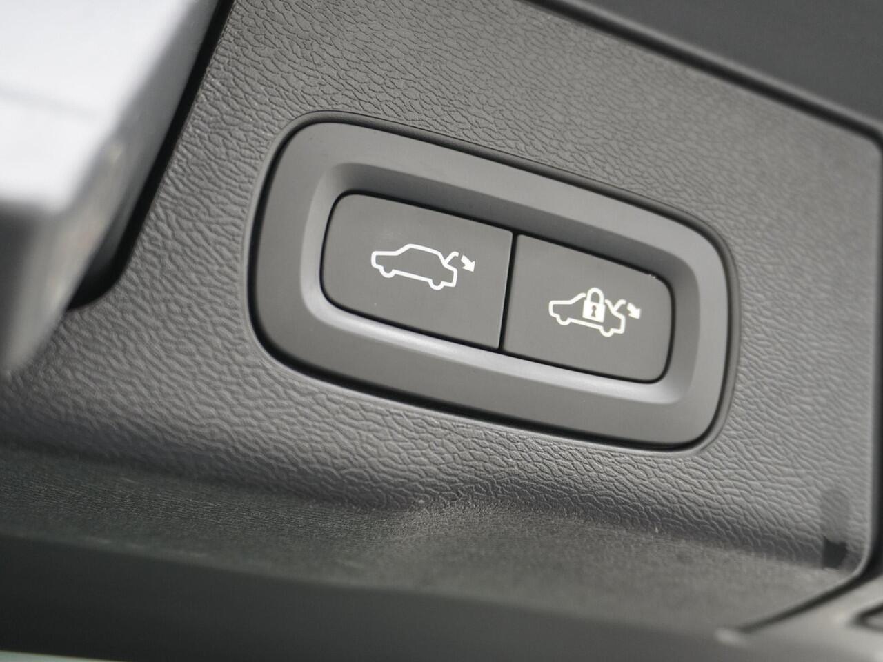 Volvo XC60 2.0 T5 AWD R-Design Trekhaak/22inch/Camera/Headup etc.