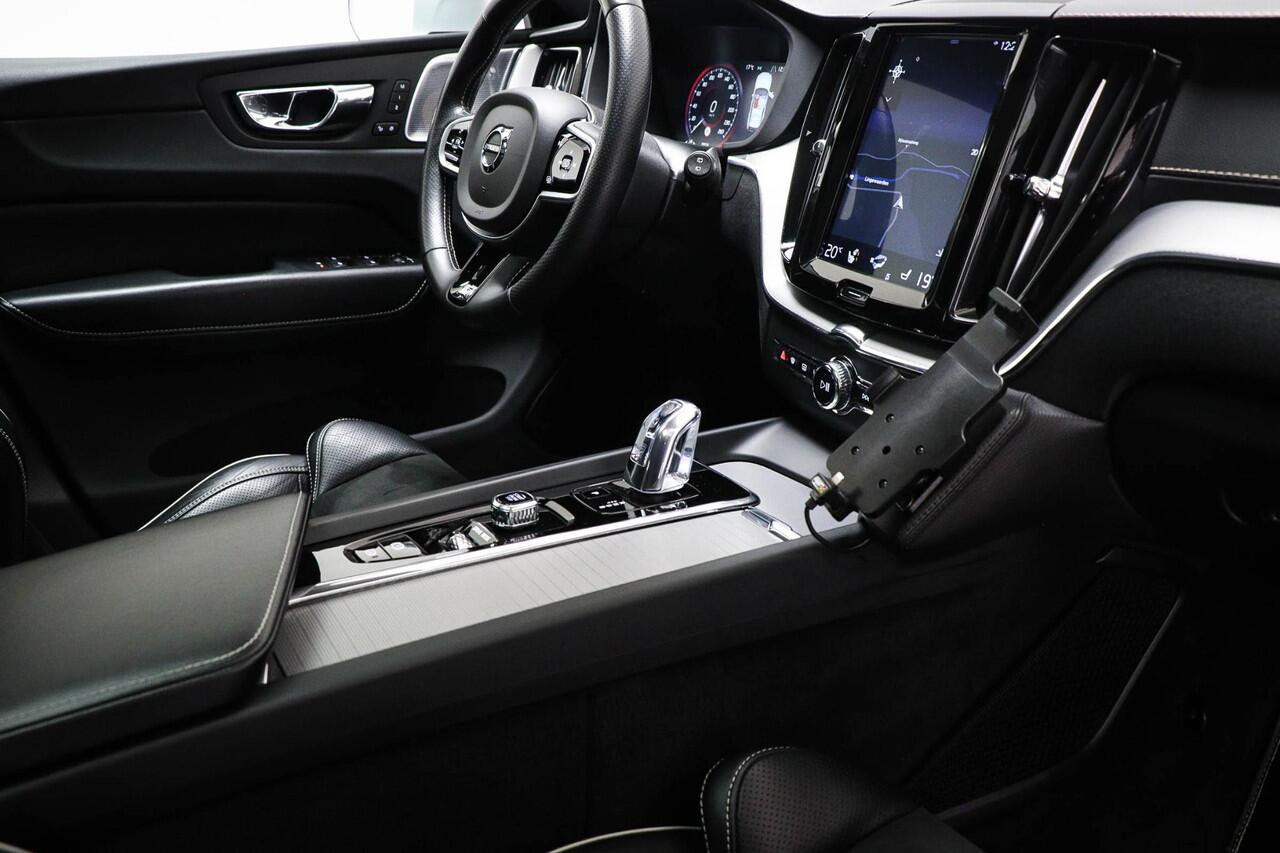 Volvo XC60 2.0 T8 Twin Engine AWD Momentum | BOWER EN WILKINS | LUCHTVERING | PANORAMADAK | HEAD UP | 360 CAMERA | TREKHAAK