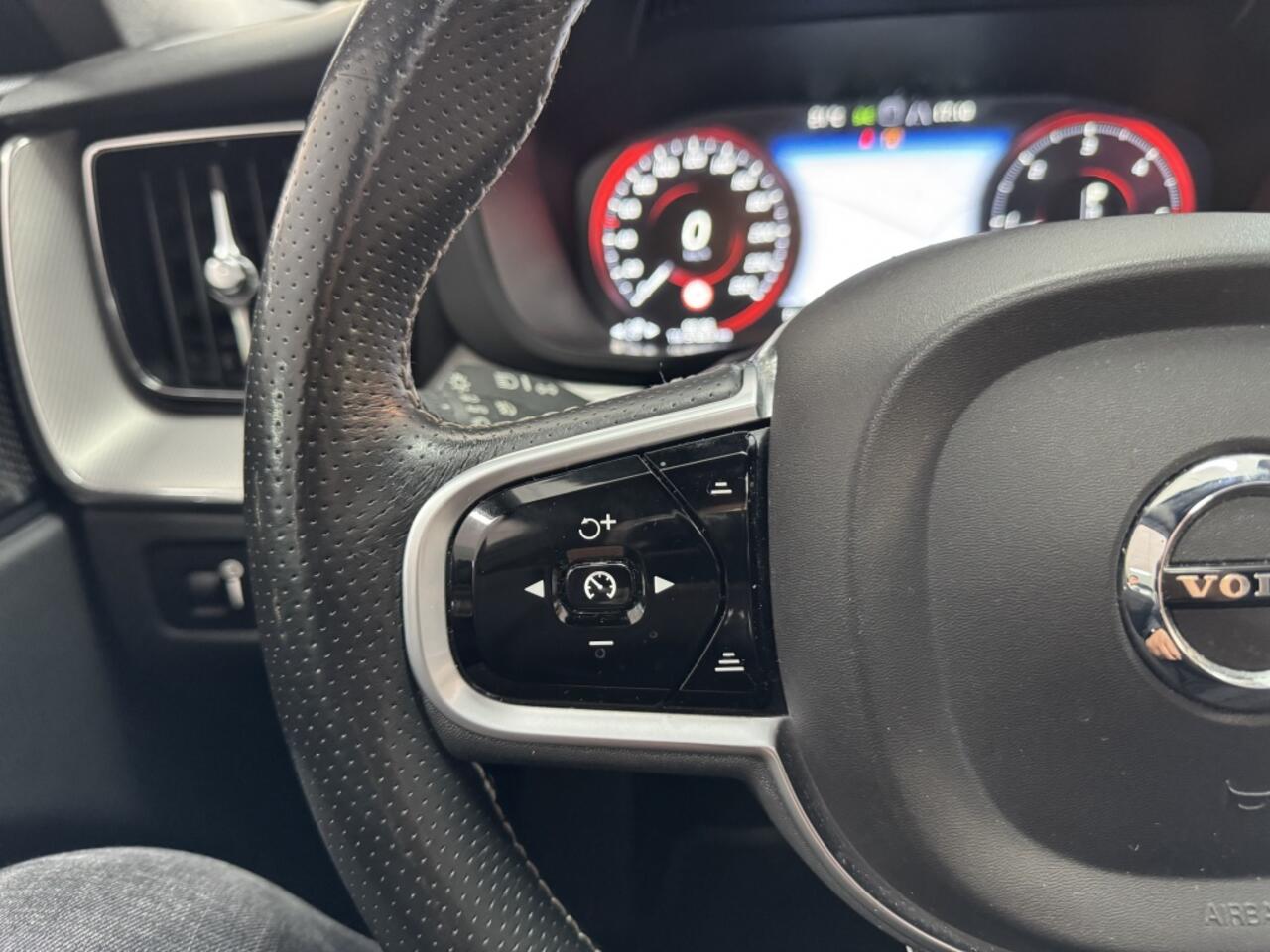 Volvo XC60 2.0 D5 AWD R-Design Pano Lane Hud