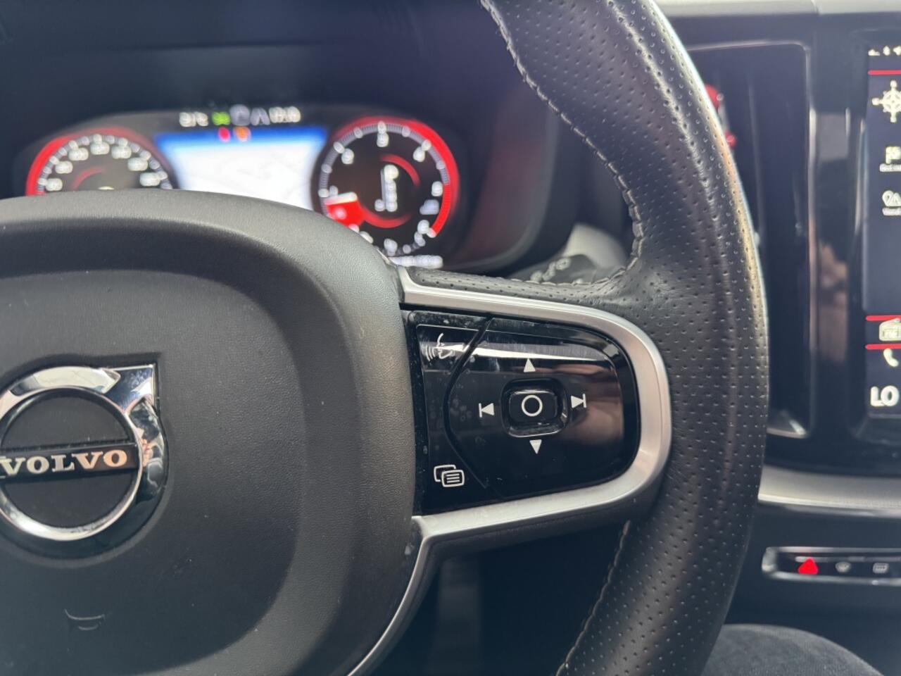 Volvo XC60 2.0 D5 AWD R-Design Pano Lane Hud