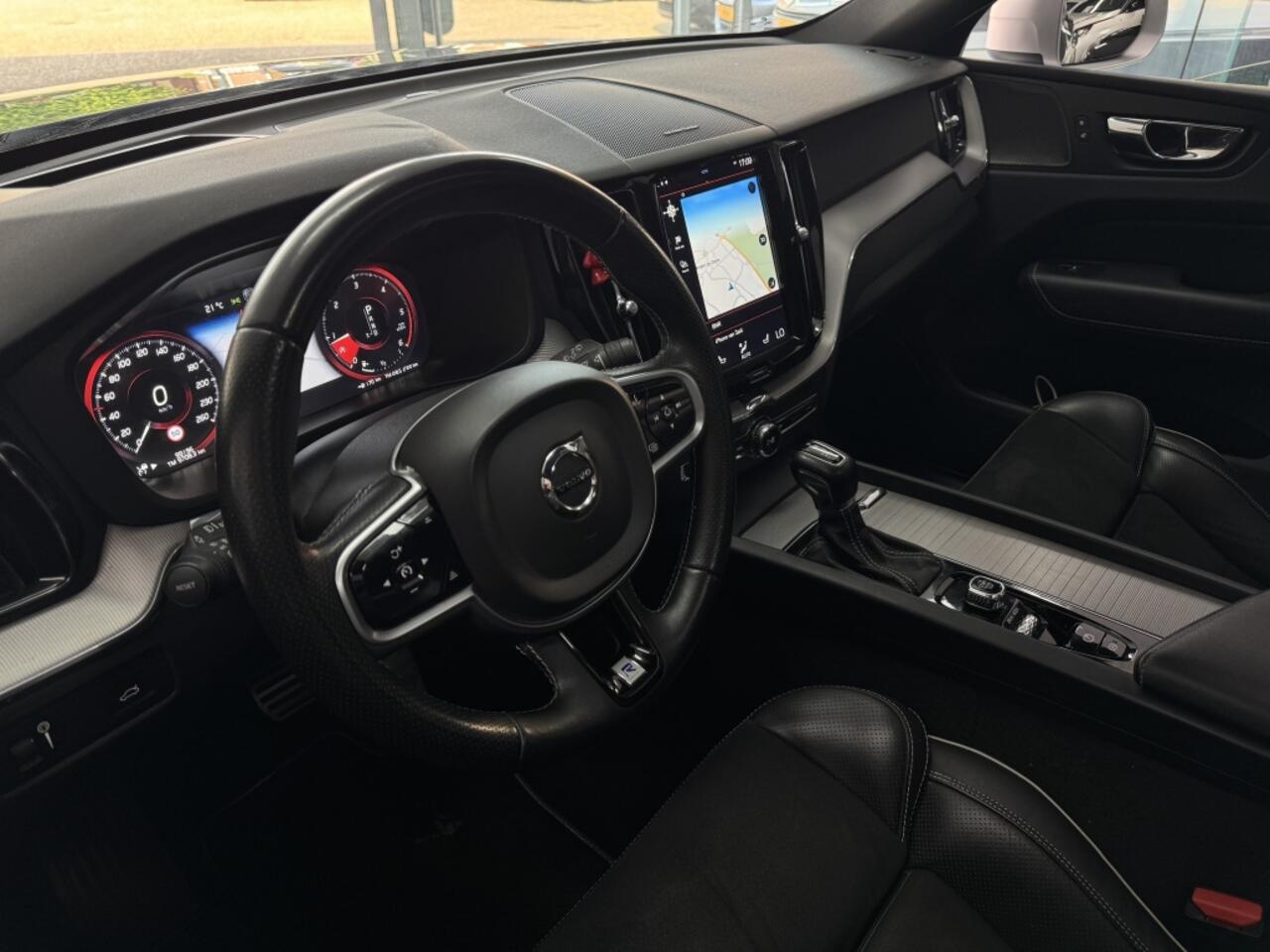 Volvo XC60 2.0 D5 AWD R-Design Pano Lane Hud