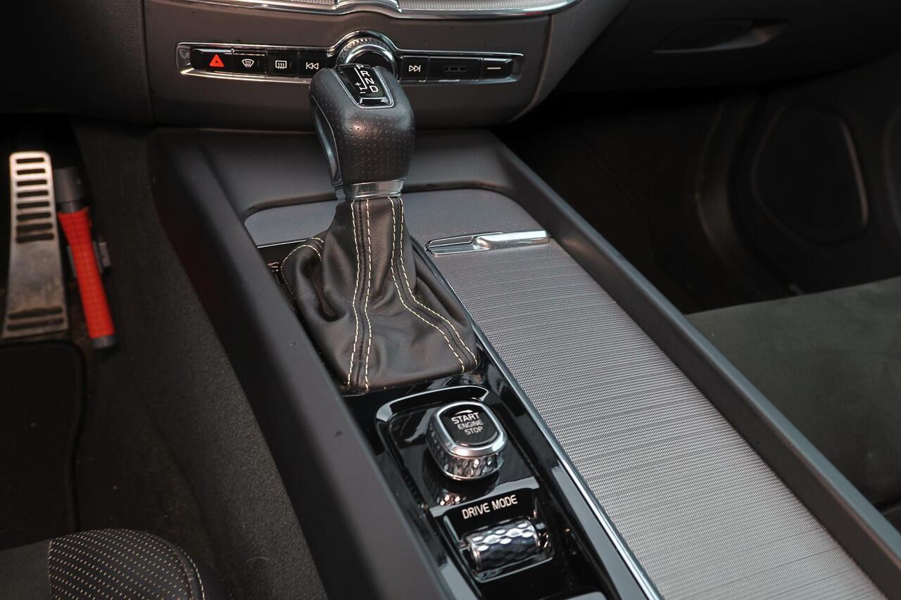 Volvo XC60 T5 R-Design - Harman/Kardon audio - Adaptieve LED koplampen - Parkeercamera achter - Verwarmde voorstoelen - Parkeersensoren voor & achter - Elektr. bedienb. bestuurdersstoel met geheugen - Cruise control - Extra getint glas - 19' LMV