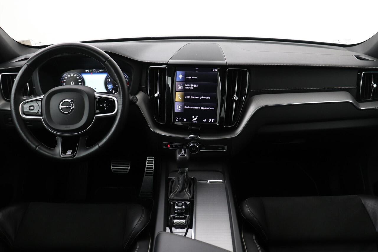 Volvo XC60 T5 R-Design | Panoramadak | Head-Up | ACC | 360° Camera | BLIS | Trekhaak