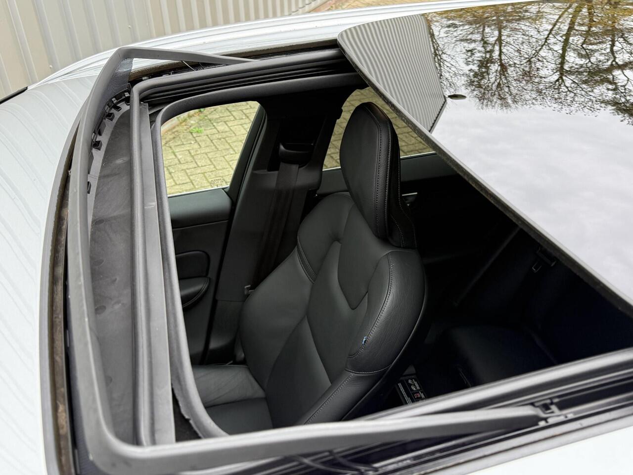 Volvo XC60 2.0 T8 Twin Engine AWD Momentum | Schuif/kanteldak | Trekhaak | Leder | Intellisafe Pro |