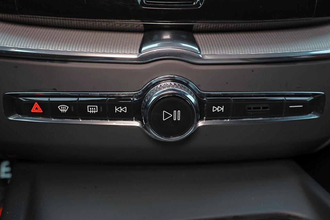 Volvo XC60 T5 R-Design - Harman/Kardon audio - Adaptieve LED koplampen - Parkeercamera achter - Verwarmde voorstoelen - Parkeersensoren voor & achter - Elektr. bedienb. bestuurdersstoel met geheugen - Cruise control - Extra getint glas - 19' LMV