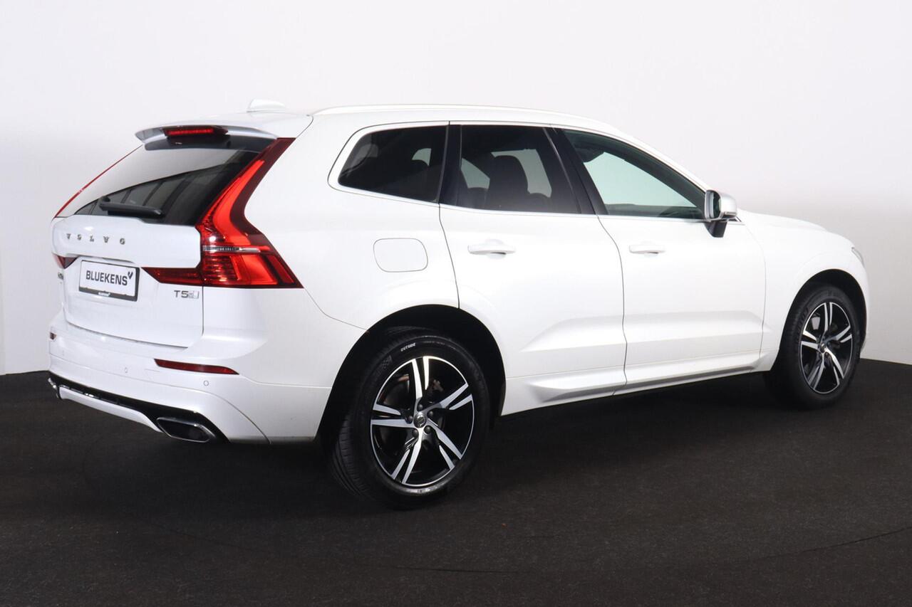 Volvo XC60 T5 R-Design - Harman/Kardon audio - Adaptieve LED koplampen - Parkeercamera achter - Verwarmde voorstoelen - Parkeersensoren voor & achter - Elektr. bedienb. bestuurdersstoel met geheugen - Cruise control - Extra getint glas - 19' LMV