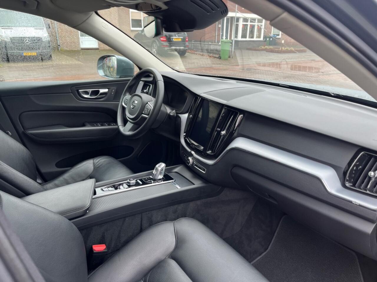 Volvo XC60 2.0 T8 TWIN ENGINE AWD PLUGIN-HYBRID AWD / SCHUIFDAK / LEDER / HEAD-UP / CARPLAY