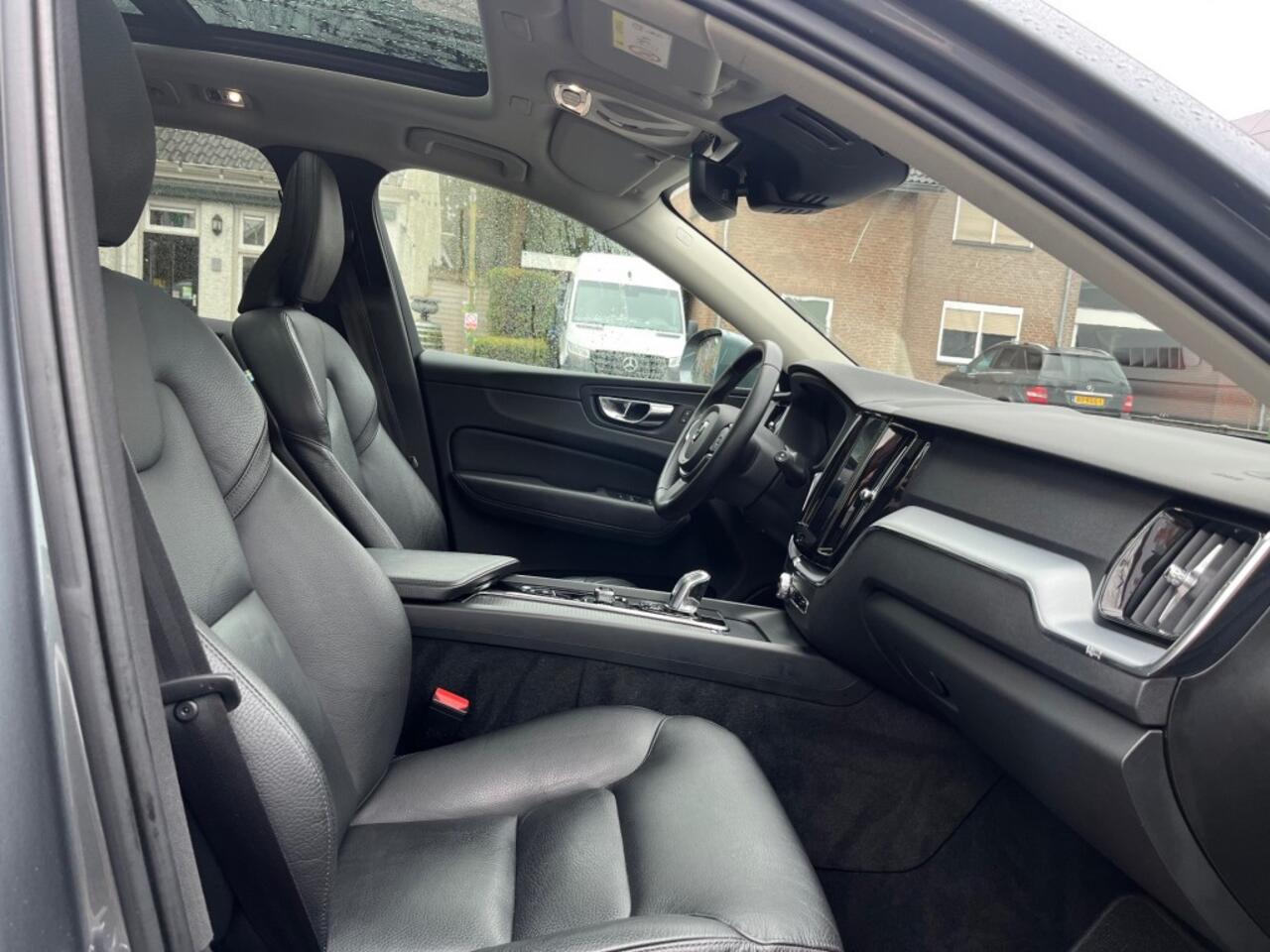 Volvo XC60 2.0 T8 TWIN ENGINE AWD PLUGIN-HYBRID AWD / SCHUIFDAK / LEDER / HEAD-UP / CARPLAY