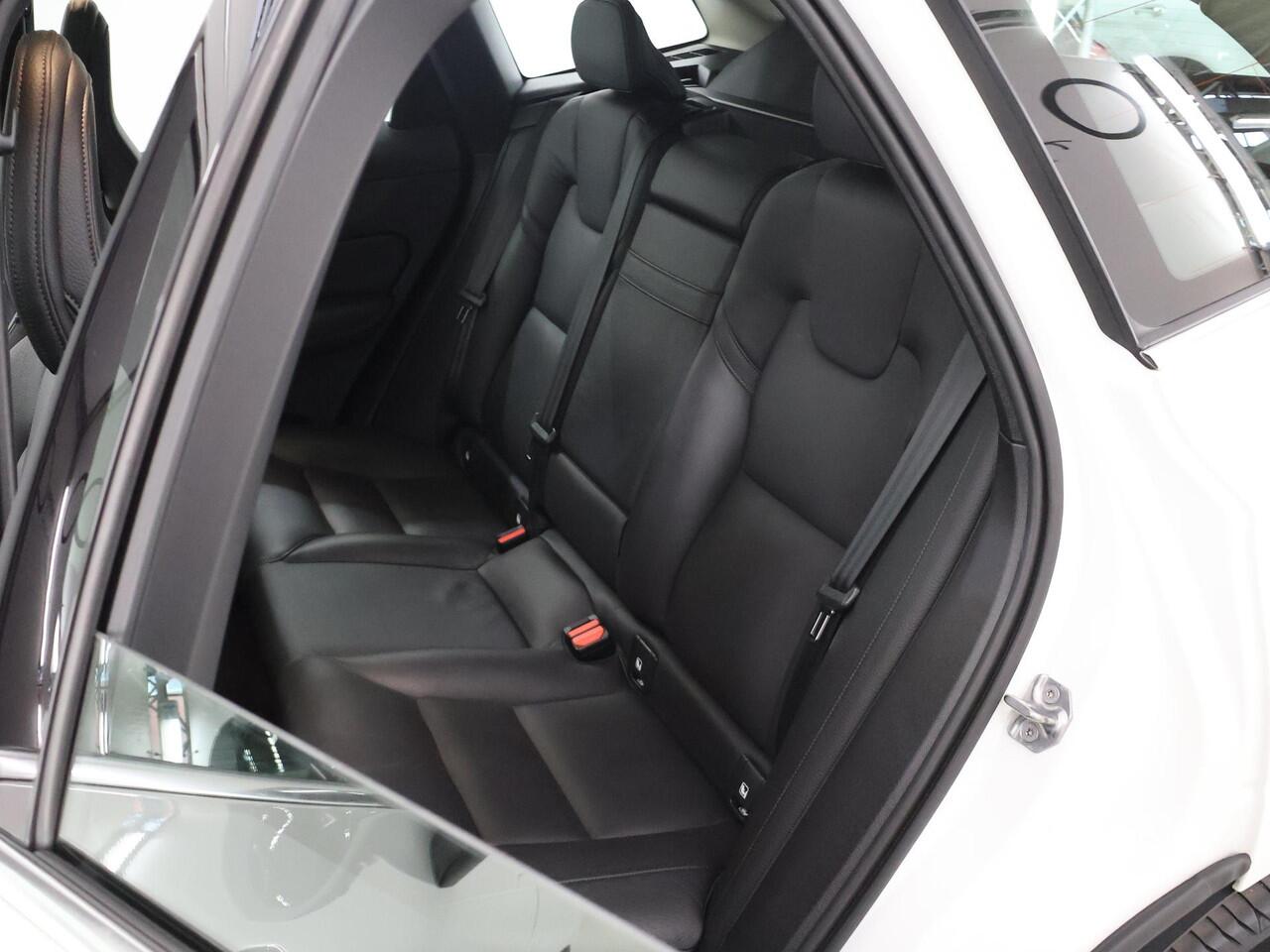 Volvo XC60 2.0 T8 Twin Engine AWD Inscription | Panoramadak | Lederen Interieur | Ele.verstelbare Comfortstoelen + Geheugen | Navigatie | Apple CarPlay/Android Auto | Camera | Adaptieve Cruise Control | Ele.kofferdeksel | Ele.wegklapbare Trekhaak |