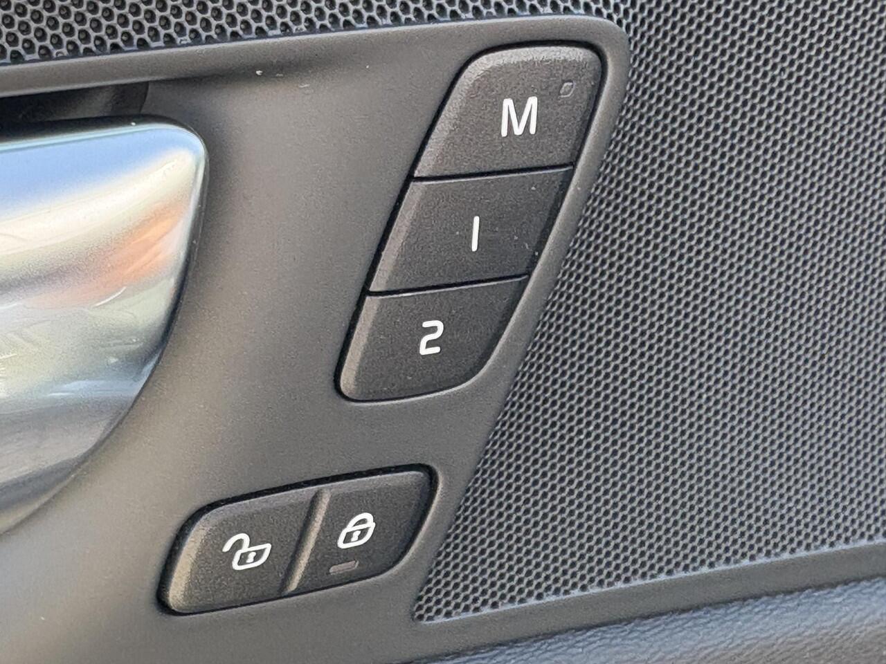 Volvo XC60 2.0 B5 Momentum Pro | Trekhaak | Memory | Standkachel | Volvo on Call | Stoel en stuurverwarming | Parkeercamera | Keyless entry/drive | Reservewiel |