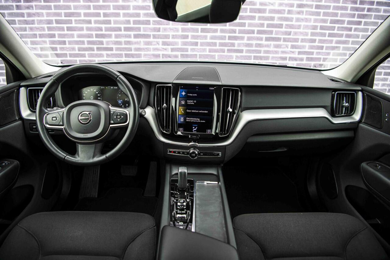 Volvo XC60 B4 Automaat Business Pro | Adaptive Cruise | Trekhaak | 360º Camera | Harman Kardon audio | 20" LM velgen | Full-LED