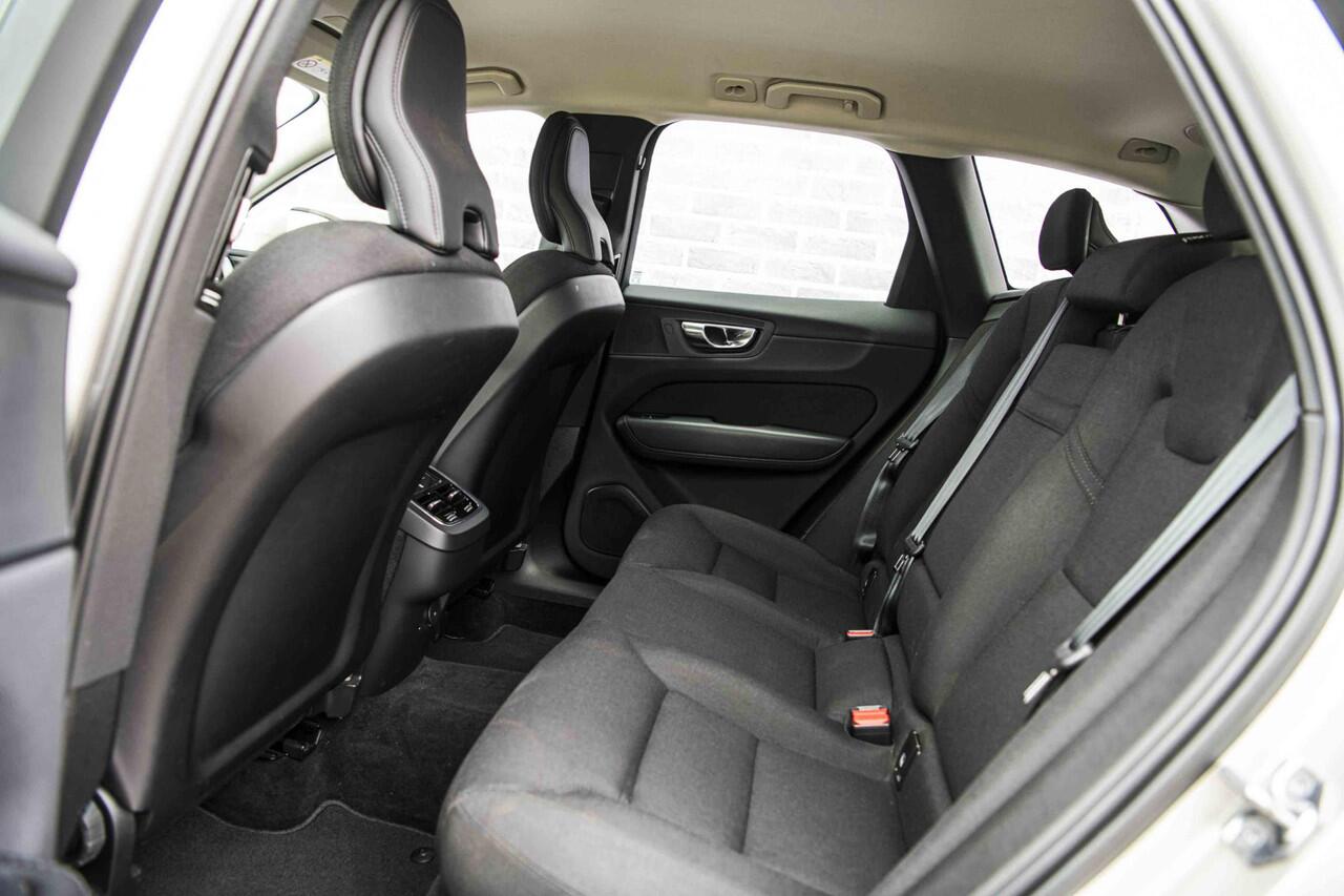 Volvo XC60 B4 Automaat Business Pro | Adaptive Cruise | Trekhaak | 360º Camera | Harman Kardon audio | 20" LM velgen | Full-LED