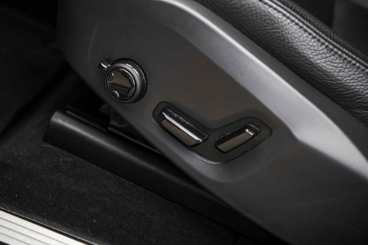 Volvo XC60 2.0 T8 Twin Engine AWD Inscription | Stoelverwarming | Panoramadak | DAB+ | Verwarmbare Voorruit | Lederen Bekleding |