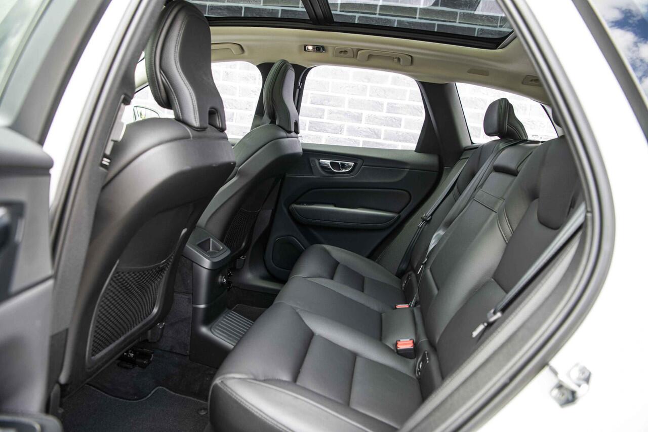 Volvo XC60 2.0 T8 Twin Engine AWD Inscription | Stoelverwarming | Panoramadak | DAB+ | Verwarmbare Voorruit | Lederen Bekleding |