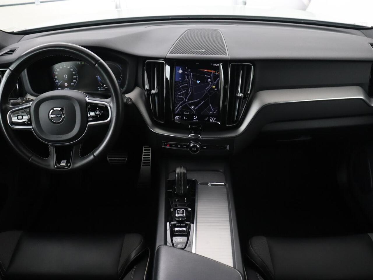 Volvo XC60 2.0 Recharge T8 AWD R-Design | Panoramadak | Trekhaak | Adaptive cruise | Stoelverwarming | Carplay | Harman/Kardon | Navigatie | Memory | Sportstoelen | Achterbankverwarming | PHEV | Plug In