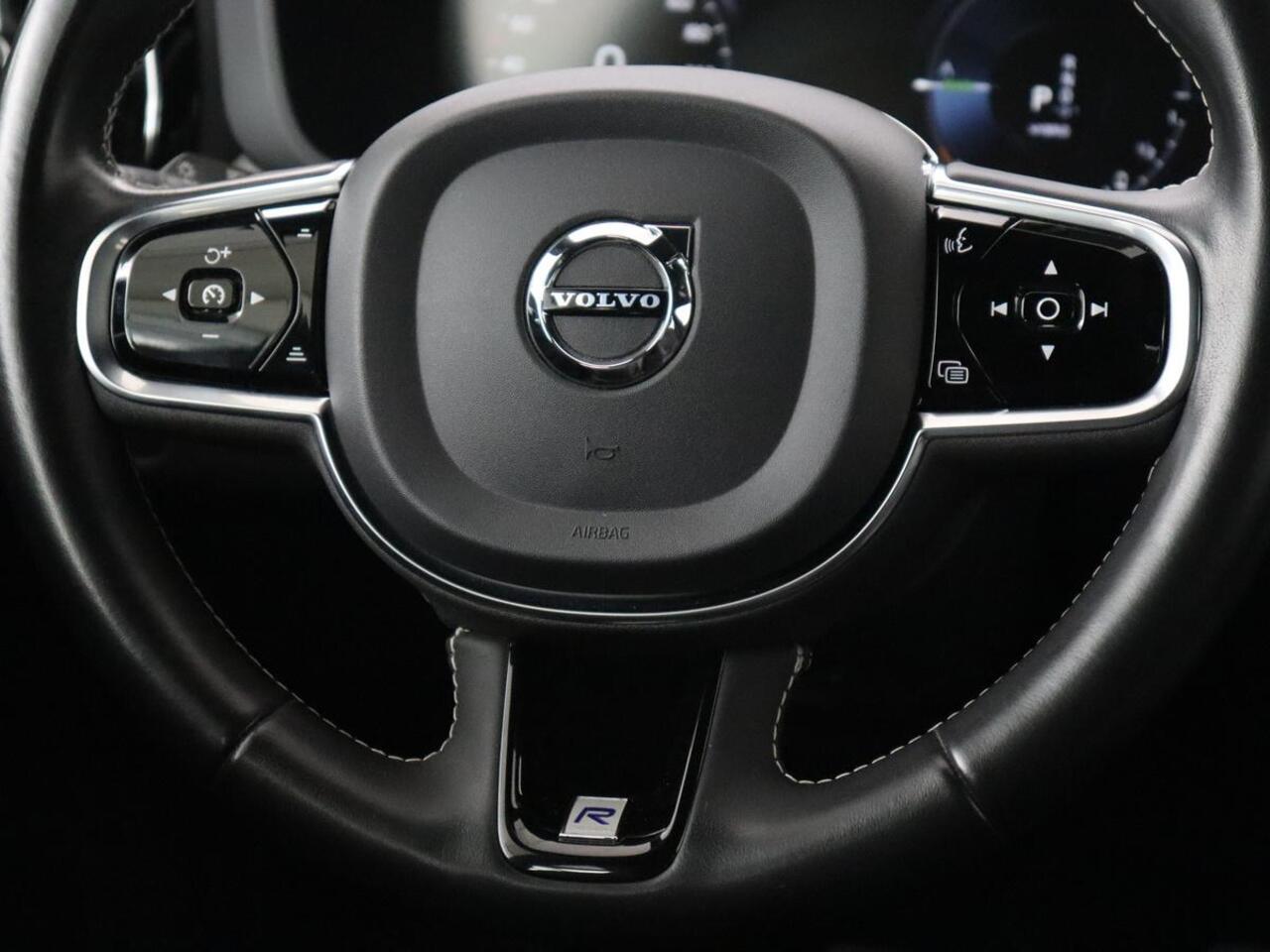 Volvo XC60 2.0 Recharge T8 AWD R-Design | Panoramadak | Trekhaak | Adaptive cruise | Stoelverwarming | Carplay | Harman/Kardon | Navigatie | Memory | Sportstoelen | Achterbankverwarming | PHEV | Plug In