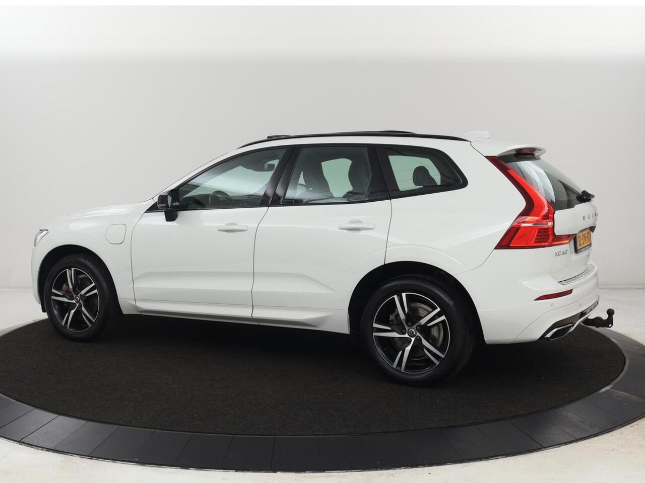Volvo XC60 2.0 Recharge T8 AWD R-Design | Panoramadak | Trekhaak | Adaptive cruise | Stoelverwarming | Carplay | Harman/Kardon | Navigatie | Memory | Sportstoelen | Achterbankverwarming | PHEV | Plug In