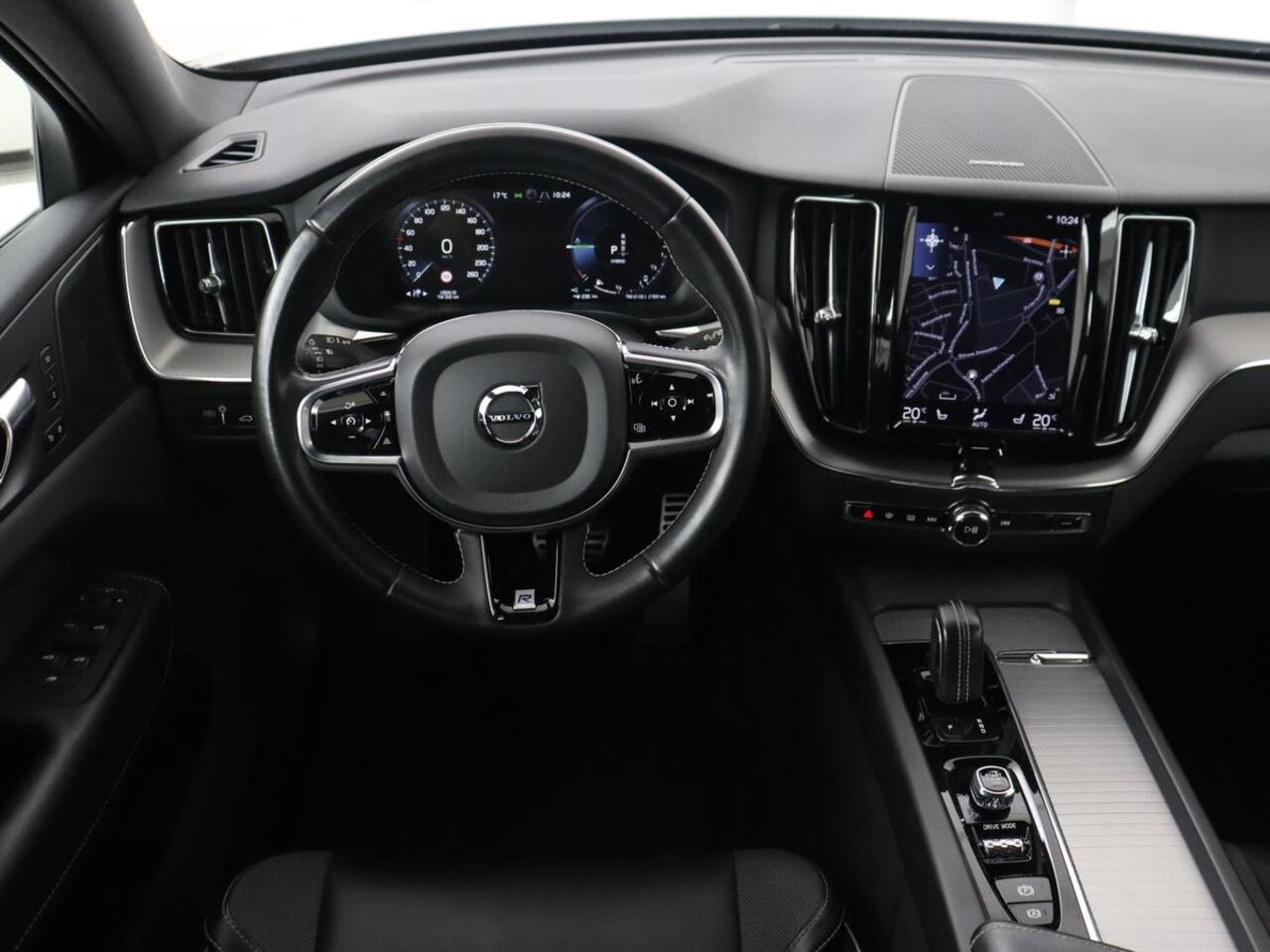 Volvo XC60 2.0 Recharge T8 AWD R-Design | Panoramadak | Trekhaak | Adaptive cruise | Stoelverwarming | Carplay | Harman/Kardon | Navigatie | Memory | Sportstoelen | Achterbankverwarming | PHEV | Plug In