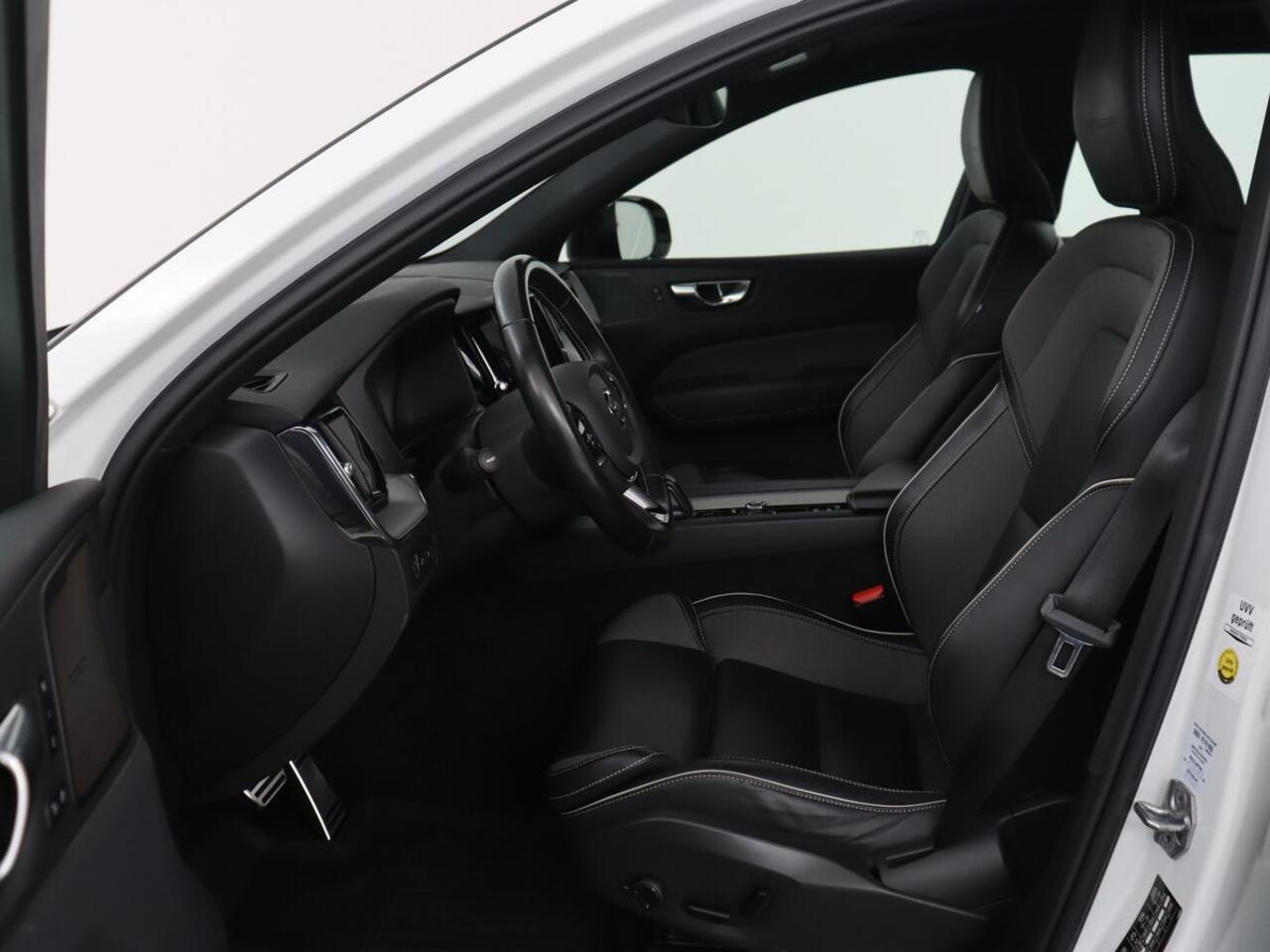 Volvo XC60 2.0 Recharge T8 AWD R-Design | Panoramadak | Trekhaak | Adaptive cruise | Stoelverwarming | Carplay | Harman/Kardon | Navigatie | Memory | Sportstoelen | Achterbankverwarming | PHEV | Plug In