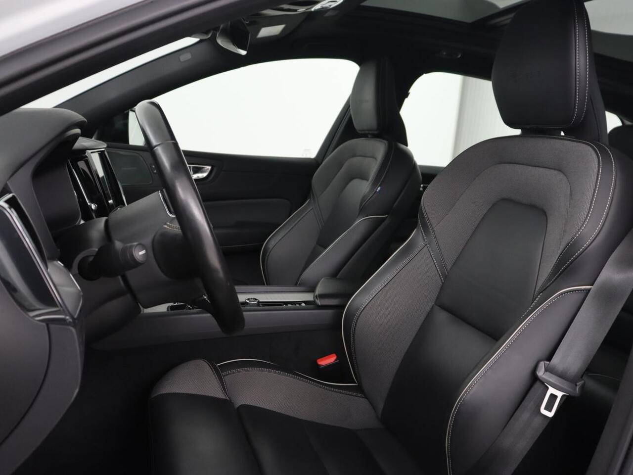 Volvo XC60 2.0 Recharge T8 AWD R-Design | Panoramadak | Trekhaak | Adaptive cruise | Stoelverwarming | Carplay | Harman/Kardon | Navigatie | Memory | Sportstoelen | Achterbankverwarming | PHEV | Plug In