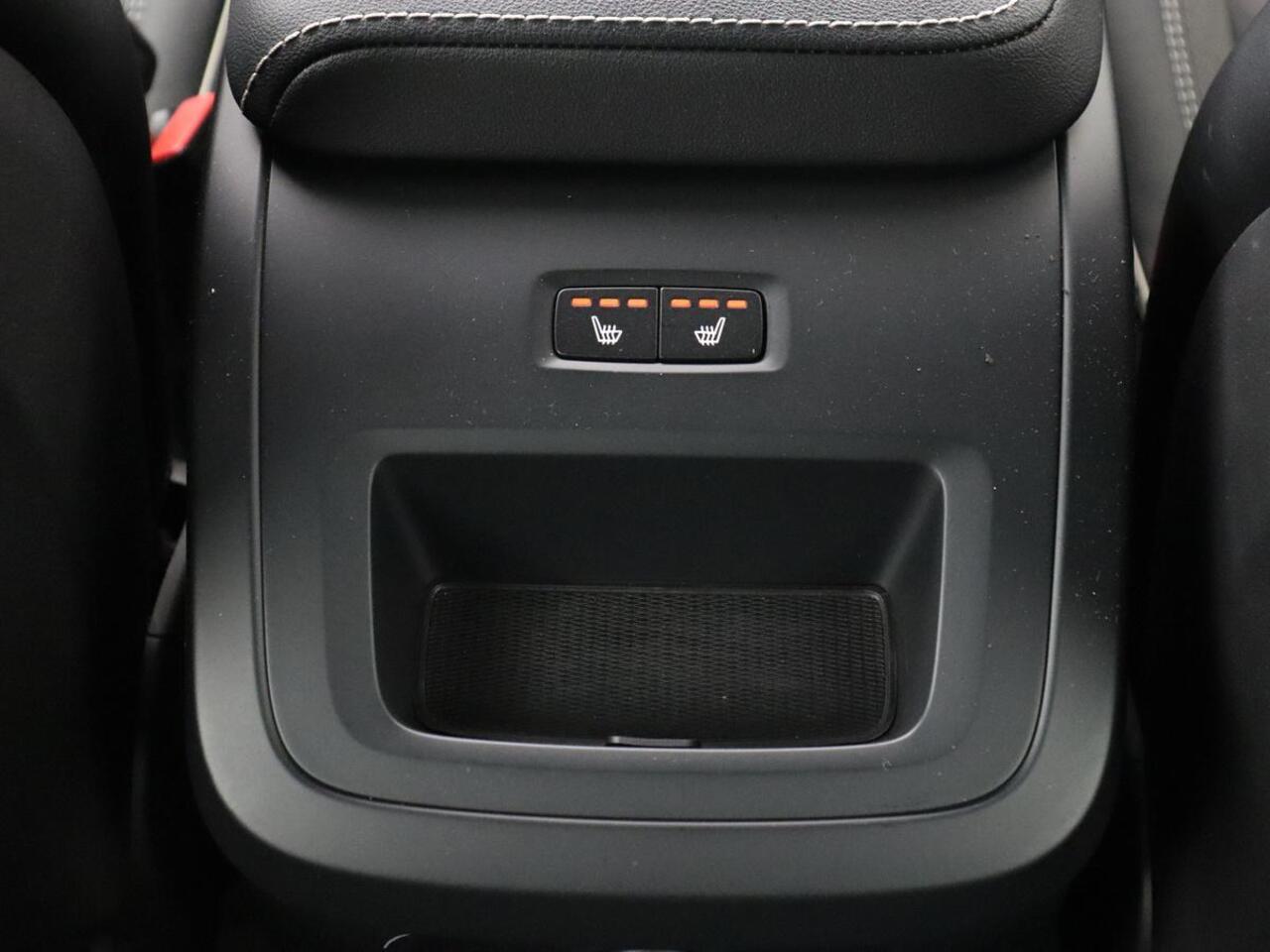 Volvo XC60 2.0 Recharge T8 AWD R-Design | Panoramadak | Trekhaak | Adaptive cruise | Stoelverwarming | Carplay | Harman/Kardon | Navigatie | Memory | Sportstoelen | Achterbankverwarming | PHEV | Plug In