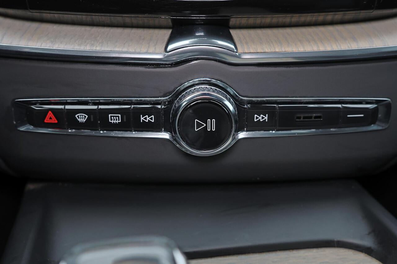 Volvo XC60 B5 Inscription - Panorama/schuifdak - IntelliSafe Assist & Surround - Parkeercamera achter - Verwarmde voorstoelen - Parkeersensoren voor & achter - Elektr. bedienb. bestuurdersstoel met geheugen - Head up display - Elektr. inklapbare trekhaak - 19' LMV