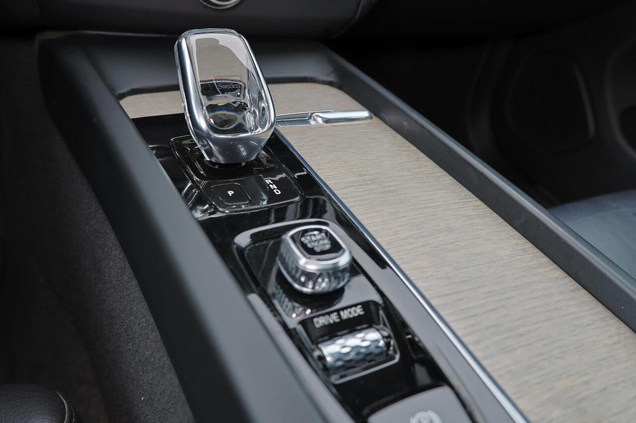 Volvo XC60 B5 Inscription - Panorama/schuifdak - IntelliSafe Assist & Surround - Parkeercamera achter - Verwarmde voorstoelen - Parkeersensoren voor & achter - Elektr. bedienb. bestuurdersstoel met geheugen - Head up display - Elektr. inklapbare trekhaak - 19' LMV