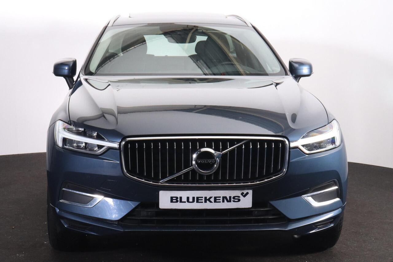 Volvo XC60 B5 Inscription - Panorama/schuifdak - IntelliSafe Assist & Surround - Parkeercamera achter - Verwarmde voorstoelen - Parkeersensoren voor & achter - Elektr. bedienb. bestuurdersstoel met geheugen - Head up display - Elektr. inklapbare trekhaak - 19' LMV