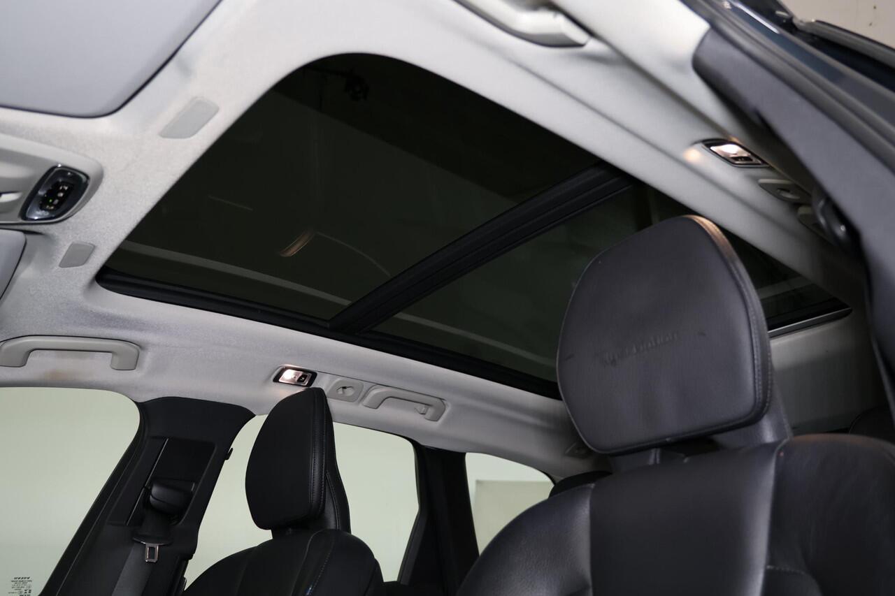 Volvo XC60 B5 Inscription - Panorama/schuifdak - IntelliSafe Assist & Surround - Parkeercamera achter - Verwarmde voorstoelen - Parkeersensoren voor & achter - Elektr. bedienb. bestuurdersstoel met geheugen - Head up display - Elektr. inklapbare trekhaak - 19' LMV