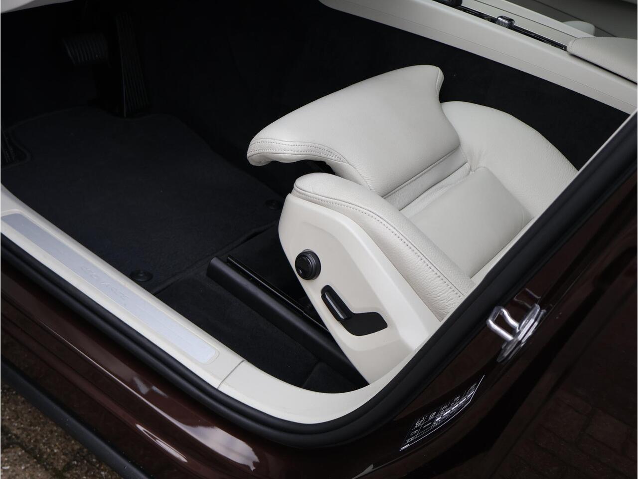 Volvo XC60 Recharge T6 AWD Business Pro | Pilot assist | BLIS | Stoel- stuurverwarming