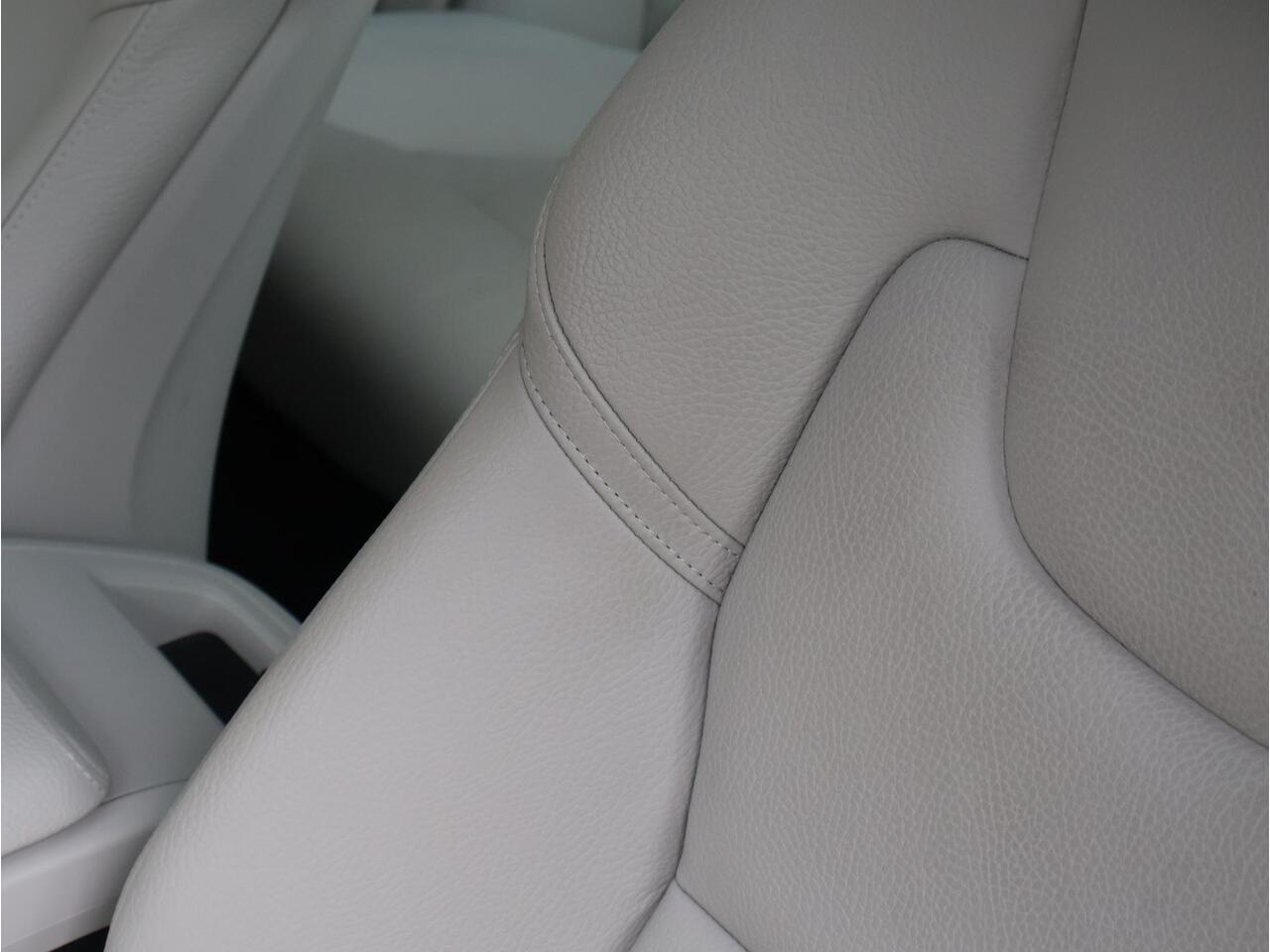 Volvo XC60 Recharge T6 AWD Business Pro | Pilot assist | BLIS | Stoel- stuurverwarming