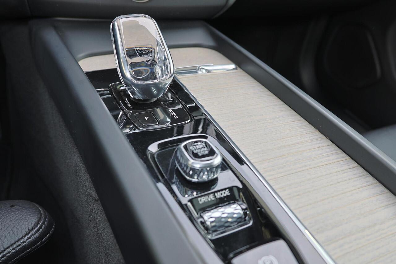 Volvo XC60 B5 AWD Inscription - Panoramisch schuif-/kanteldak - Head-up display - Harman Kardon - Elektr. verstelbare voorstoelen met geheugen - Adaptive Cruise Control met Pilot Assist - BLIS dodehoekassistentie - 360 graden camera - Parkeerverwarming - Full LED ve