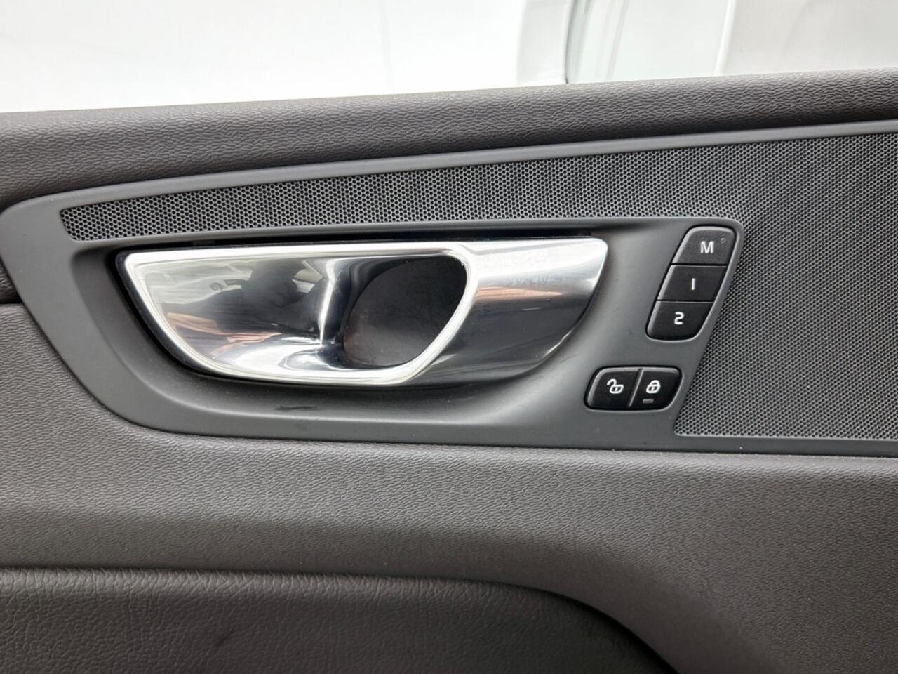Volvo XC60 2.0 B5 Inscription | Leder | Trekhaak | BLIS |