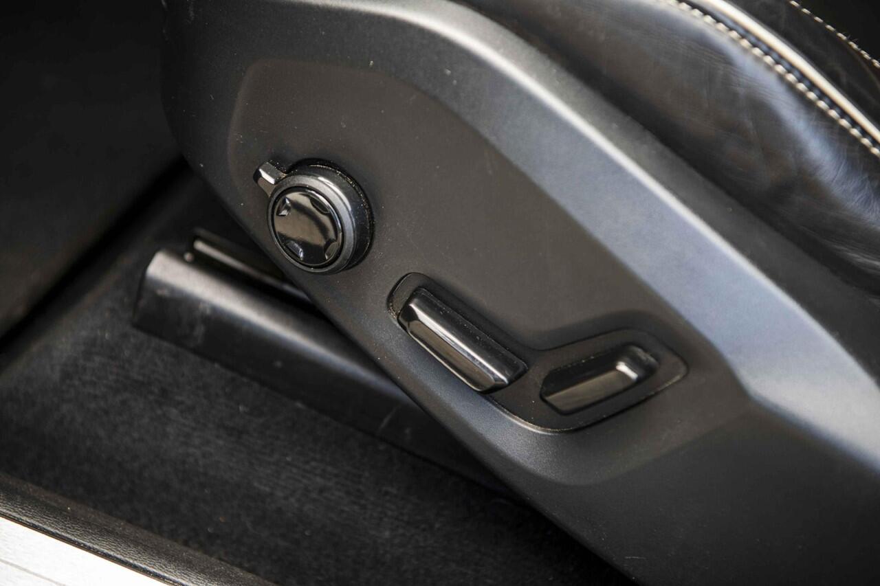 Volvo XC60 2.0 T6 Plug-in hybrid AWD R-Design | Trekhaak | Panoramadak | Adaptieve cruise control | Climate control | Elektrisch verstelbare voorstoelen | Stuur/stuurverwarming |