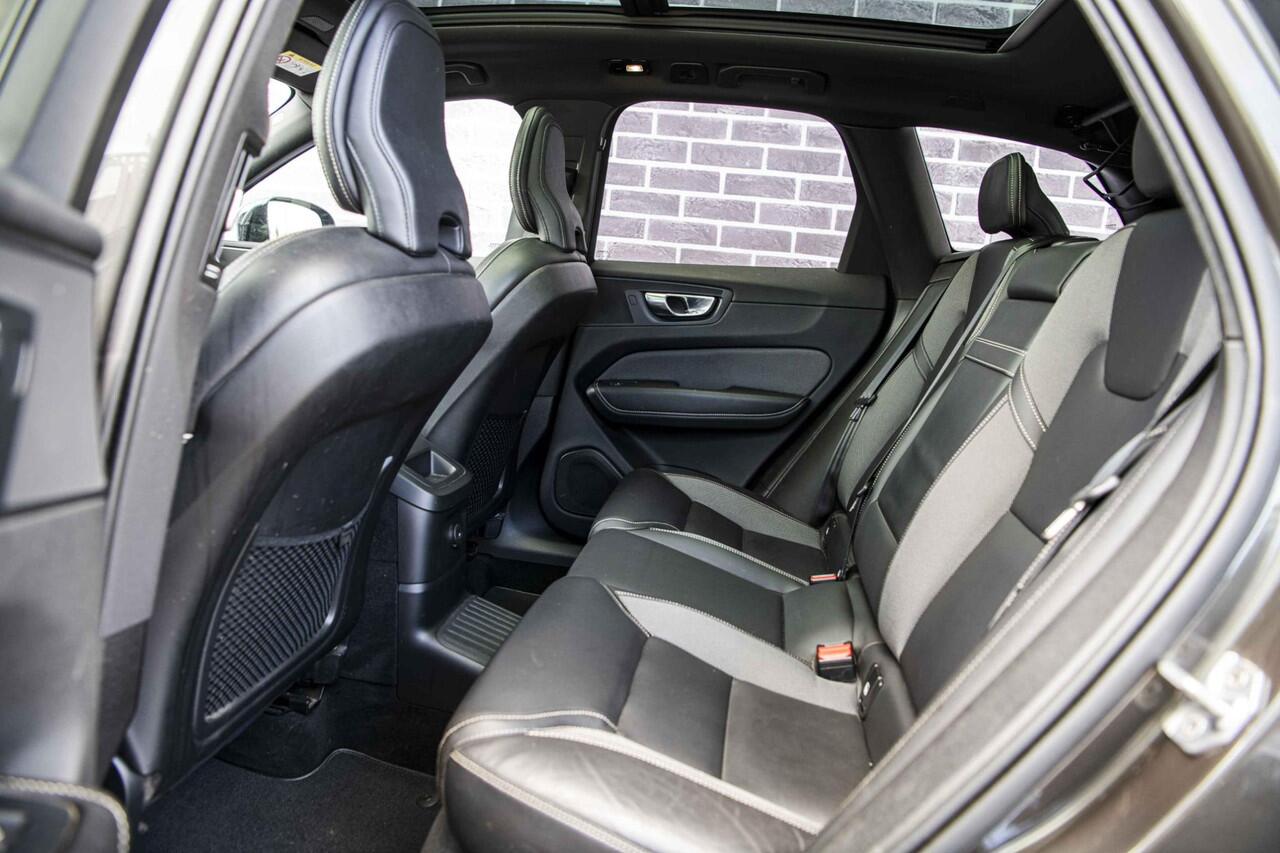 Volvo XC60 2.0 T6 Plug-in hybrid AWD R-Design | Trekhaak | Panoramadak | Adaptieve cruise control | Climate control | Elektrisch verstelbare voorstoelen | Stuur/stuurverwarming |