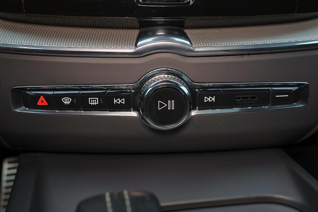 Volvo XC60 Recharge T8 AWD R-Design - Panorama/schuifdak - IntelliSafe Assist & Surround - 360º Camera - Verwarmde voorstoelen - Verwarmbaar stuurwiel - Parkeersensoren voor & achter - Elektr. bedienb. bestuurdersstoel met geheugen - Extra getint glas - 19' LMV