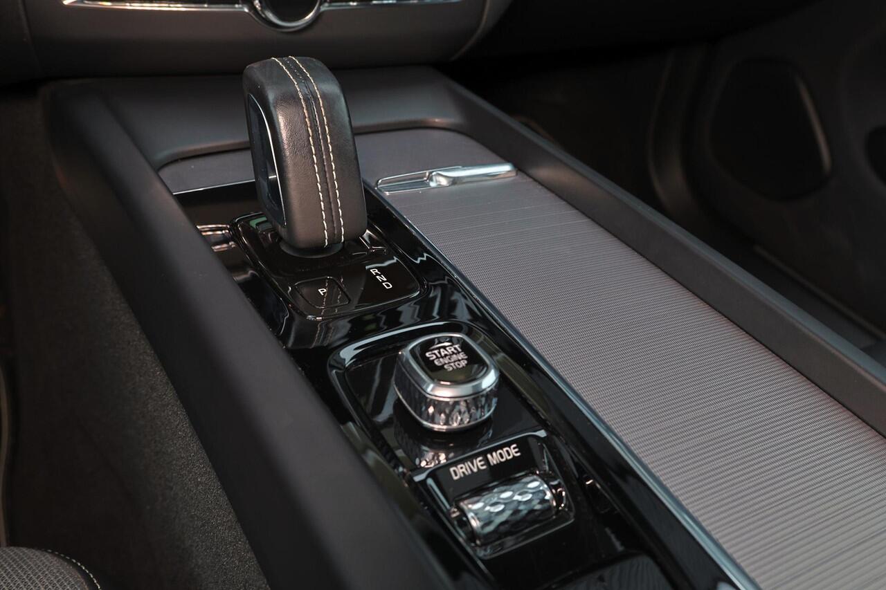 Volvo XC60 Recharge T8 AWD R-Design - Panorama/schuifdak - IntelliSafe Assist & Surround - 360º Camera - Verwarmde voorstoelen - Verwarmbaar stuurwiel - Parkeersensoren voor & achter - Elektr. bedienb. bestuurdersstoel met geheugen - Extra getint glas - 19' LMV