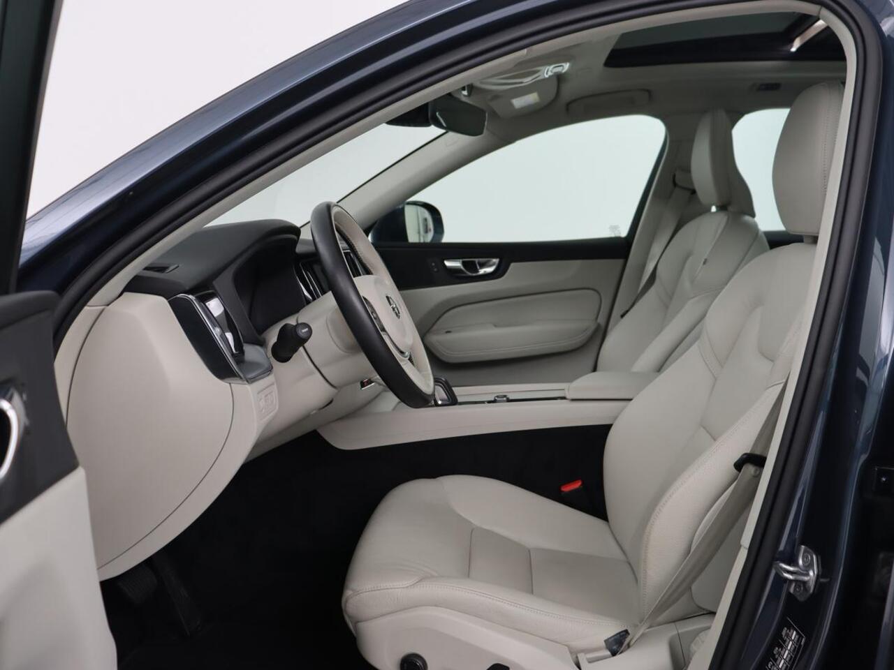 Volvo XC60 2.0 Recharge T6 AWD Business Pro | Panoramadak | Leder | Camera | Carplay | Navigatie | Full LED | Cruise control | Parkeerverwarming | PHEV | Plug In